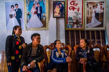 Los familiares consuelan a Nguyen