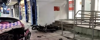 La moto quedó sobre la vereda al igual que el patrullero