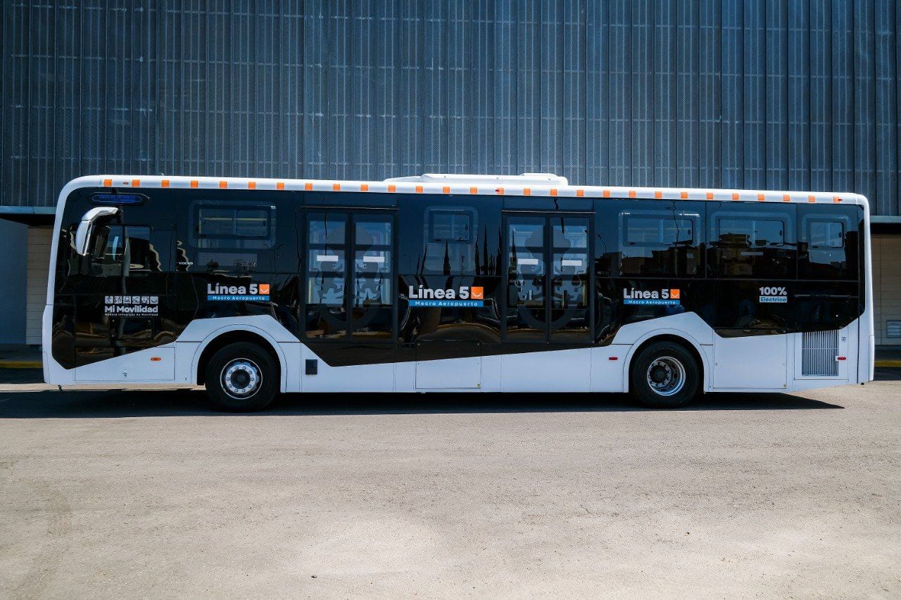 Un autobús Volvo de la recién inaugurada Línea 5 Macro Aeropuerto, la primera ruta de transporte masivo 100% eléctrica de Jalisco, transformará la movilidad en Guadalajara y su zona metropolitana. (CORTESÍA GOBIERNO JALISCO)