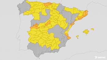 Mapa de España con zonas delimitadas y coloreadas en amarillo y naranja, junto con el logotipo de la Aemet en la esquina inferior derecha.
