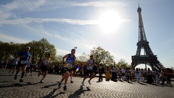 El circuito del maratón de París coincide en algunos puntos con el maratón olímpico que se celebrará en 2024 (Stephane Kempinaire/DPPI)