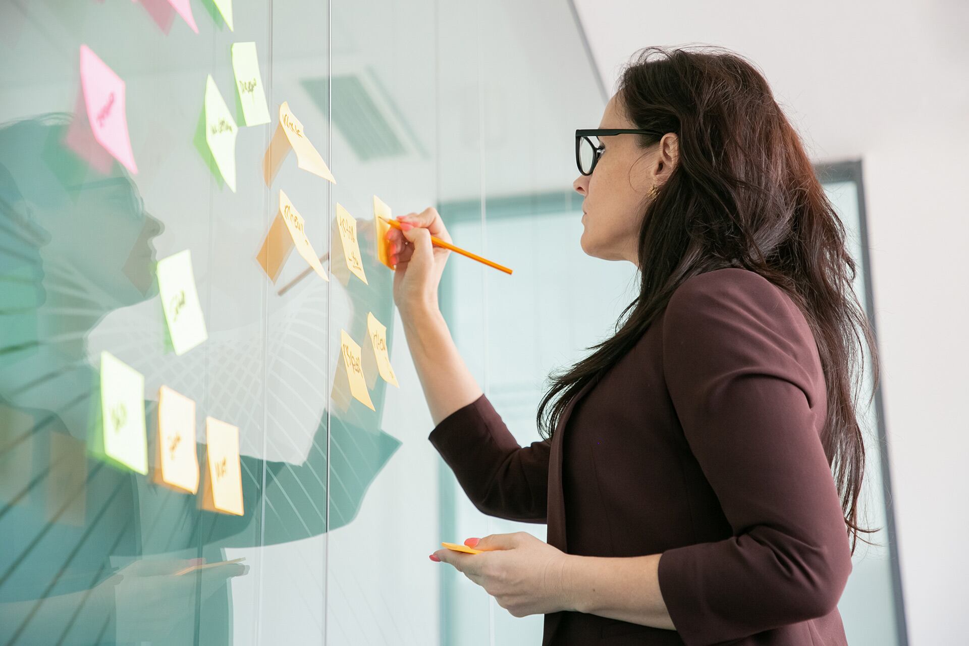 Estrategias como tolerar la incomodidad y asociar tareas con estímulos positivos ayudan a pasar de la evasión a la acción y a mejorar la flexibilidad mental (Freepik)