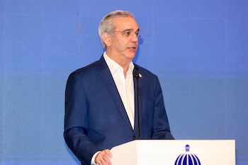 El presidente de República Dominicana, Luis Abinader, durante la presentación del sistema digital para el permiso de salida de menores (Cortesía).