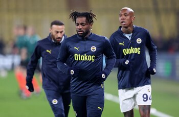 Allan Saint-Maximin y Anderson Talisca de Fenerbahce durante el calentamiento antes de un partido el 13 de febrero de 2025 (REUTERS/Murad Sezer)