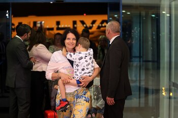 Una madre carga a su