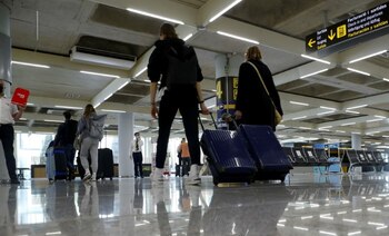 Pasajeros llegan al aeropuerto de