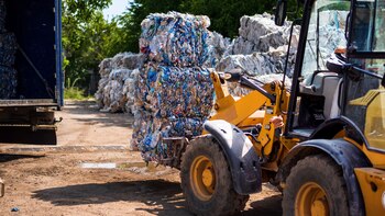 Un vehículo transporta plástico en una planta de reciclaje. (Canva)