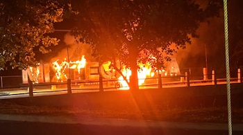 Una motocicleta fue incendiada en uno de los accesos a Santa María Mixtequilla durante la jornada de ataques. (Crédito: redes sociales)