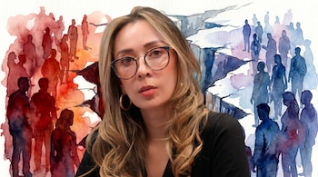 Primer plano de una mujer con gafas y pelo rubio, sobre un fondo de acuarela que muestra siluetas humanas en rojo y azul separadas por una grieta.