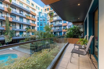 El apartamento también cuenta con un balcón con vistas al interior de la urbanización. (Idealista)