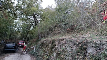 Bomberos socorren al conductor de un vehículo con riesgo de volcar por un terraplén en Cillorigo de Liébana