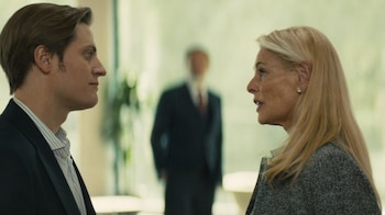 Jaime Olías y Belén Rueda en 'Cada día nace un listo', de Arantxa Echevarría (Netflix)