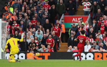 El último duelo entre estos clubes en Anfield fue el 29 de octubre de 2023, los protagonistas de aquel momento: el australiano Matt Turner
y el egipcio Mohamed Salah - crédito Scott Heppell / REUTERS