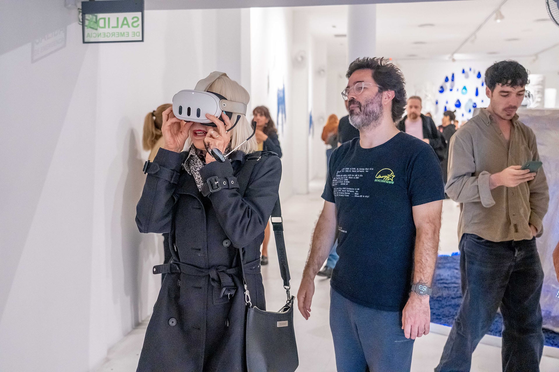 Marta Minujín prueba la obra 3D junto a Mariano Giraud