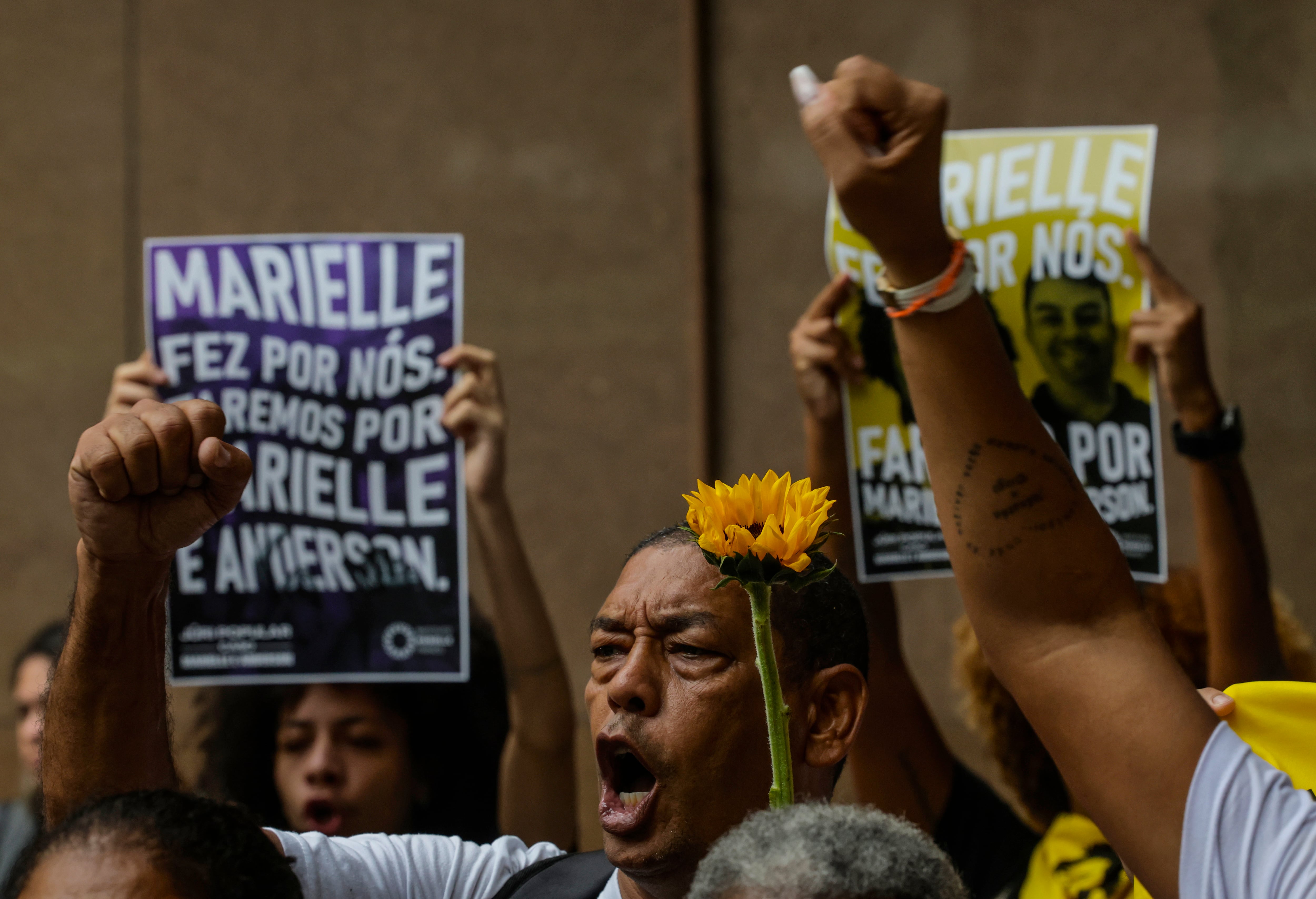 Manifestantes piden justicia por el asesinato de Marielle Franco en Río de Janeiro. Tras su muerte, cuatro mujeres negras fueron elegidas a cargos públicos en Brasil. (EFE/Antonio Lacerda, archivo)