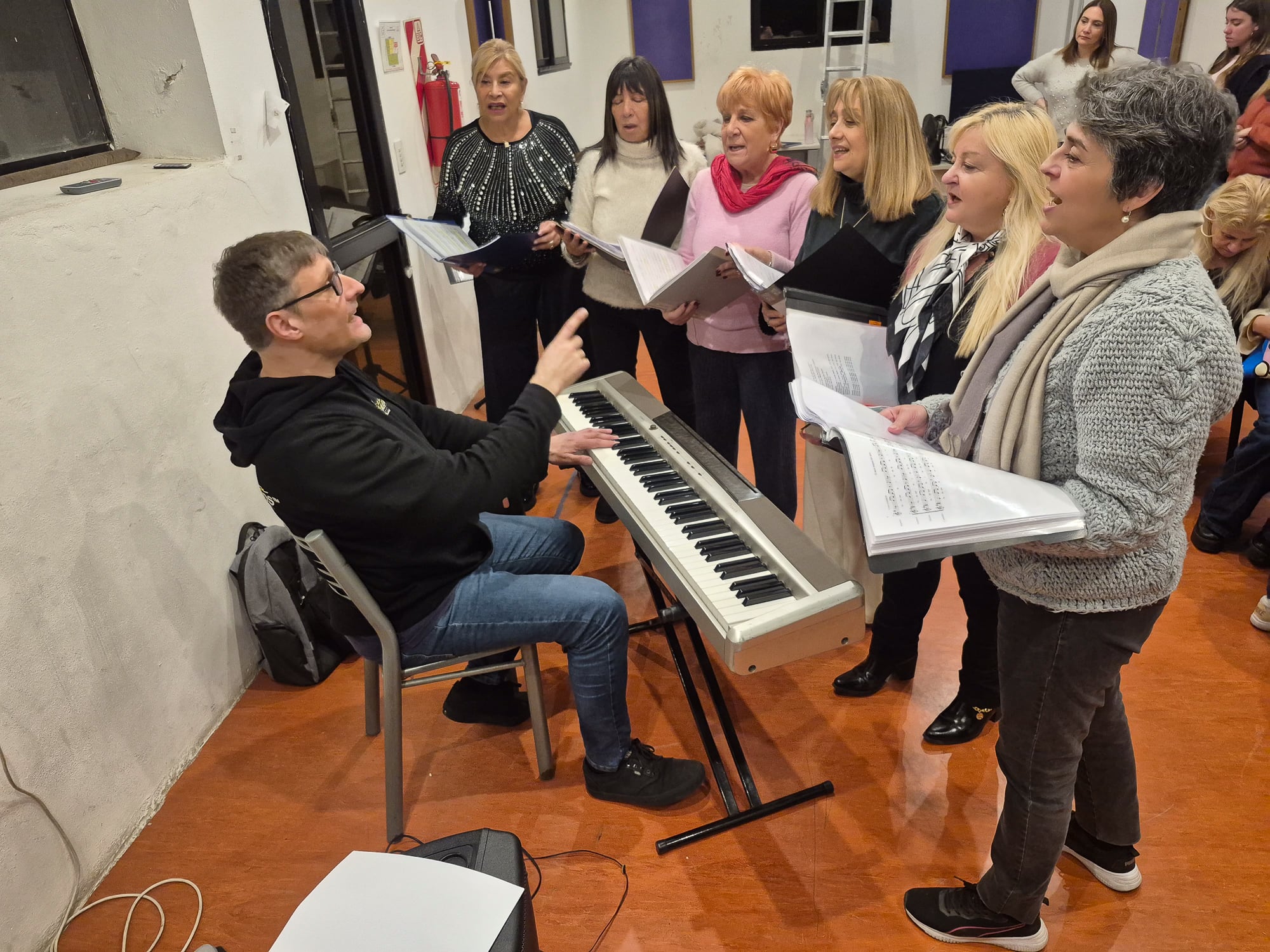 Ignacio Mascardi dirige ensayos semanales de noventa minutos para coordinar la potencia vocal del coro.
