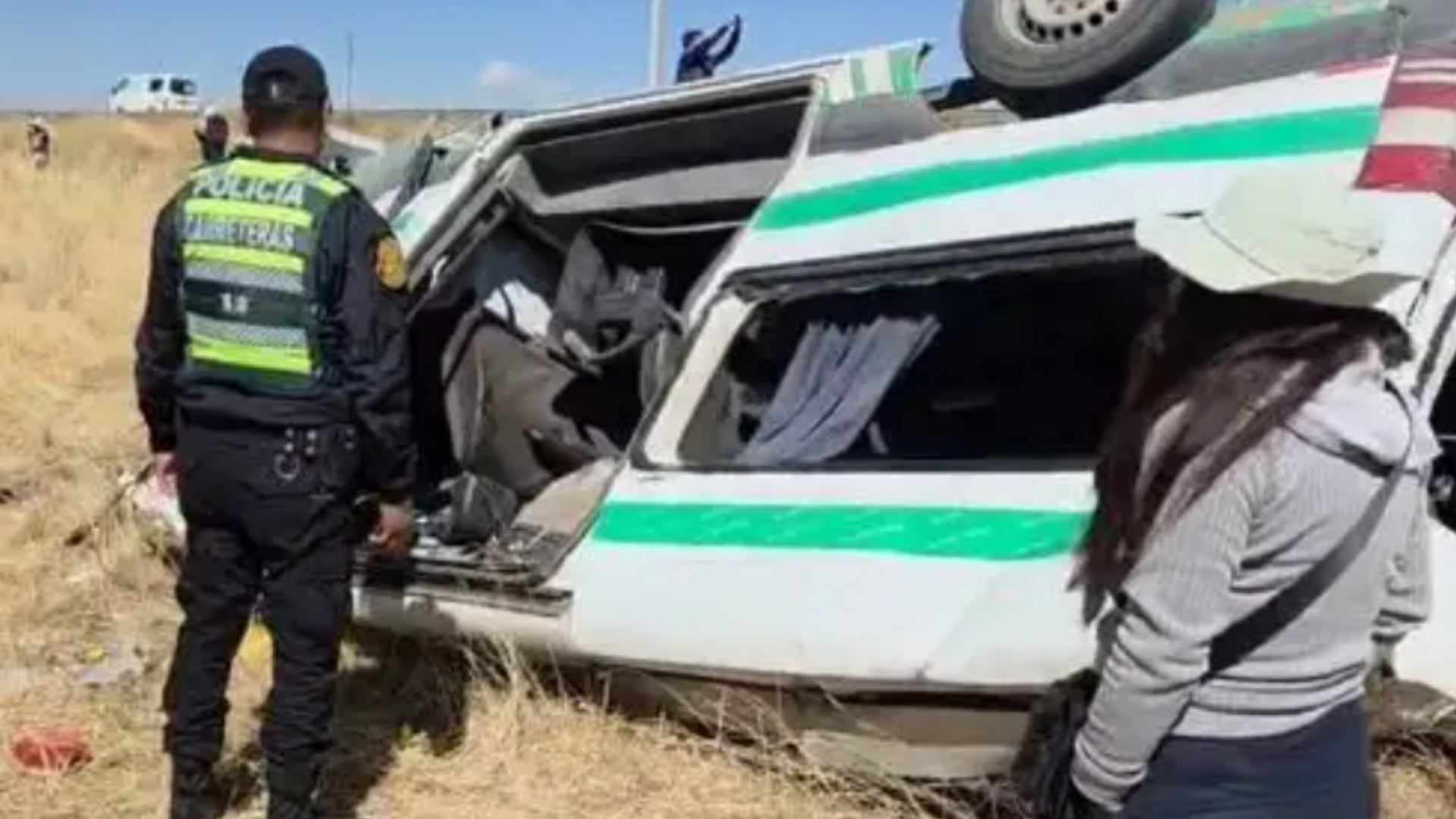 Un policía de carreteras inspecciona una minivan volcada en la vía Azángaro-Juliaca, donde un choque dejó cuatro fallecidos y 15 heridos en Puno. (Foto: Agencia Andina)