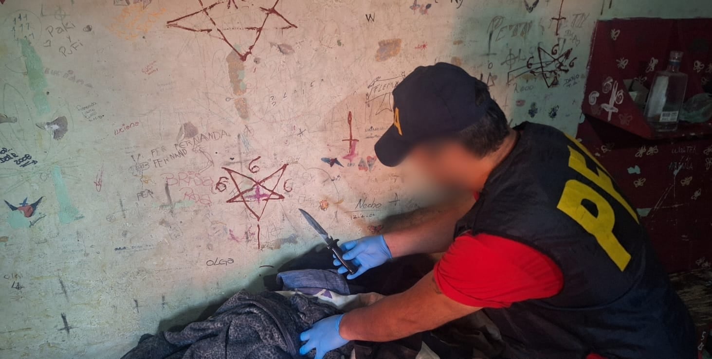 El material secuestrado en el allanamiento incluyó grafitis de pentagramas, cruces invertidas y el número '666', asociados a teorías conspirativas y ocultismo