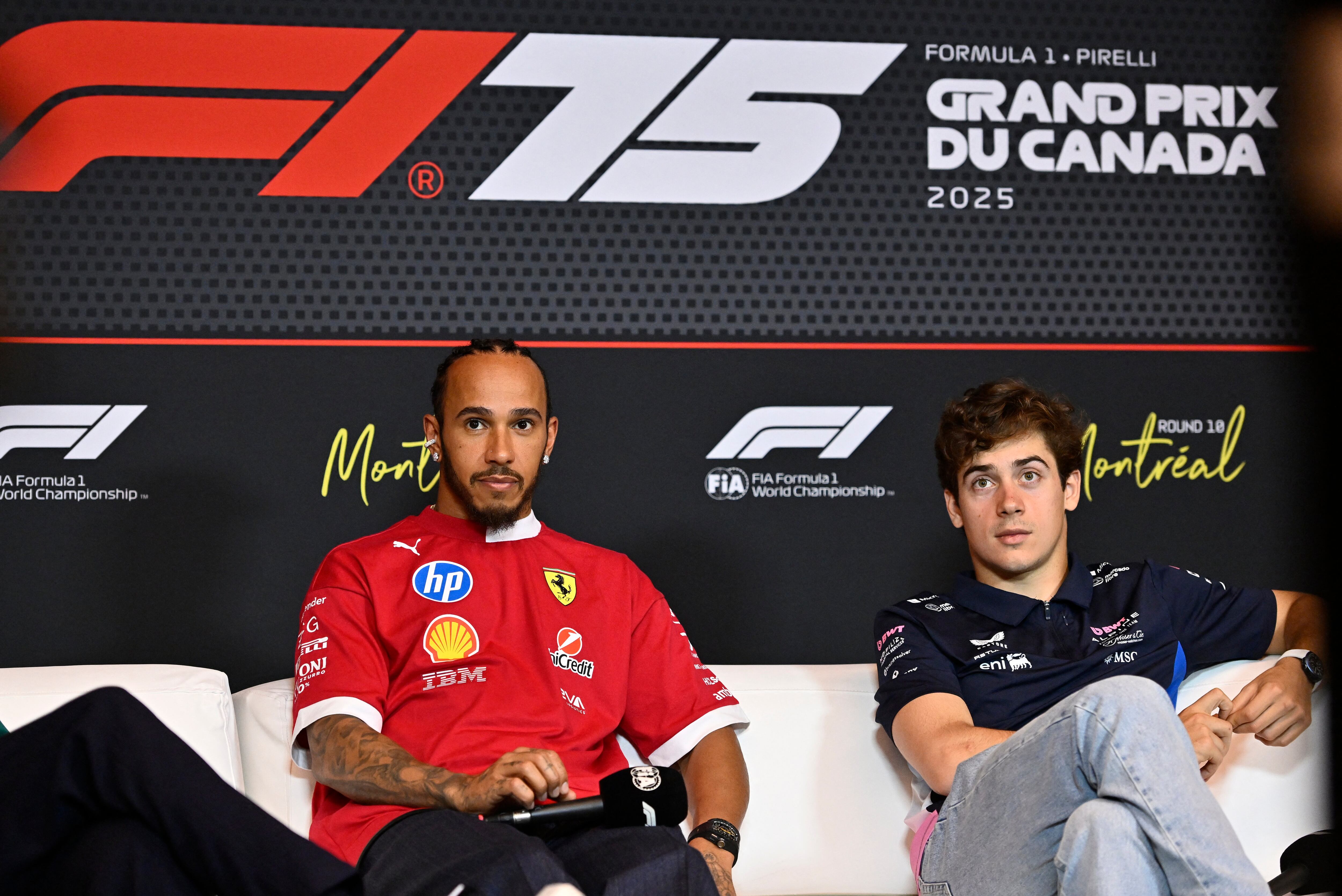Lewis Hamilton y Franco Colapinto en la conferencia de prensa de la FIA en la previa a la carrera en Canadá (REUTERS/Jennifer Gauthier)