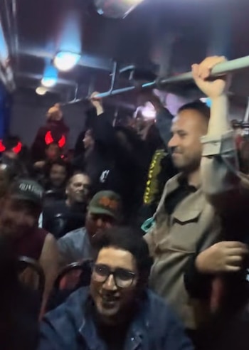 El regreso de la banda provocó una escena inolvidable en transporte público.