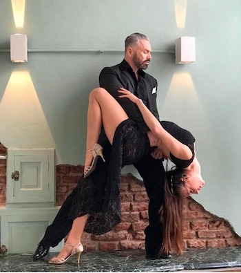 La bailarina junto a Claudio