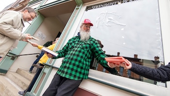 Una cadena humana trasladó 9.100