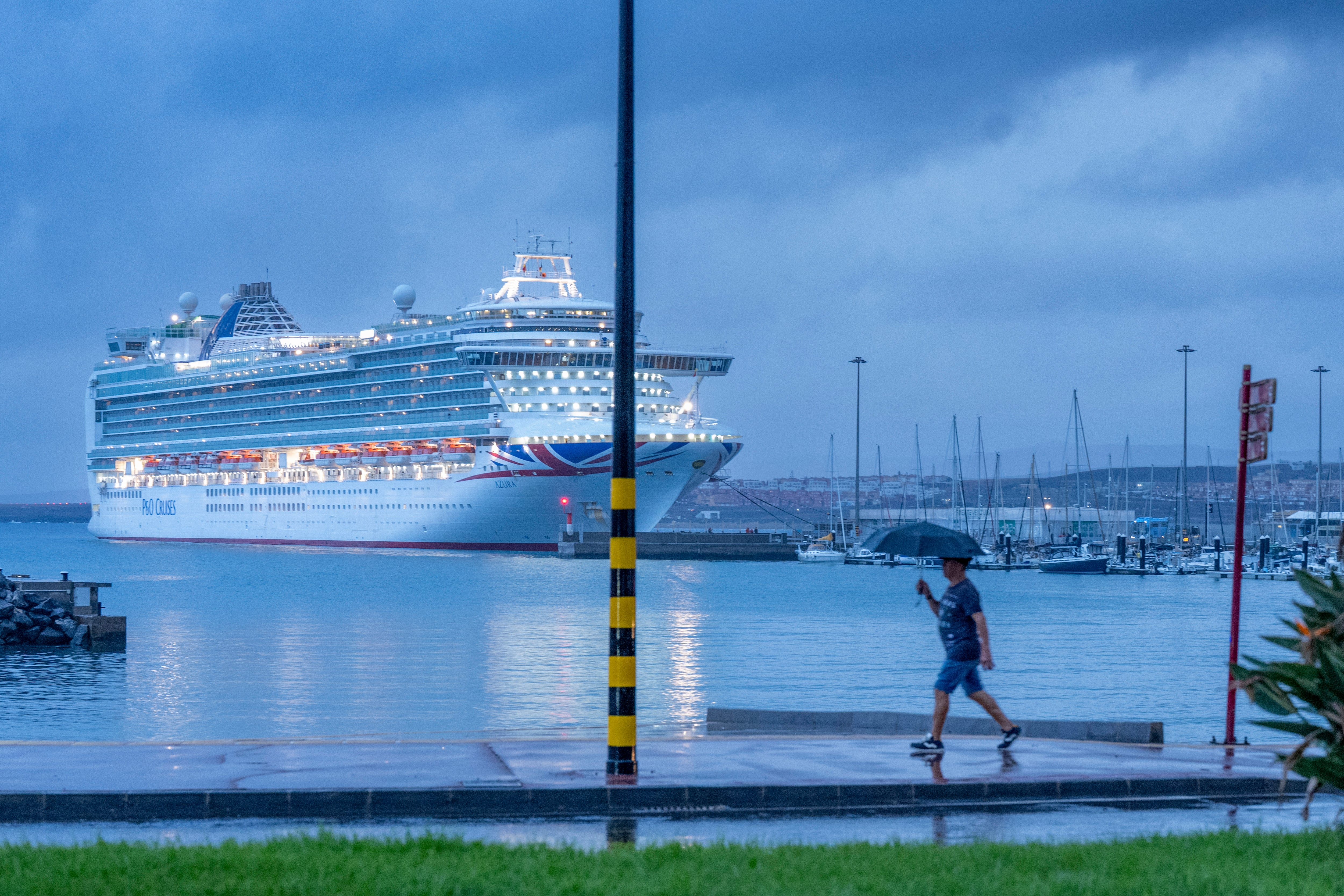 Un hombre se protege este miércoles de la lluvia en Puerto del Rosario, Fuerteventura. (Carlos de Saá/EFE)
