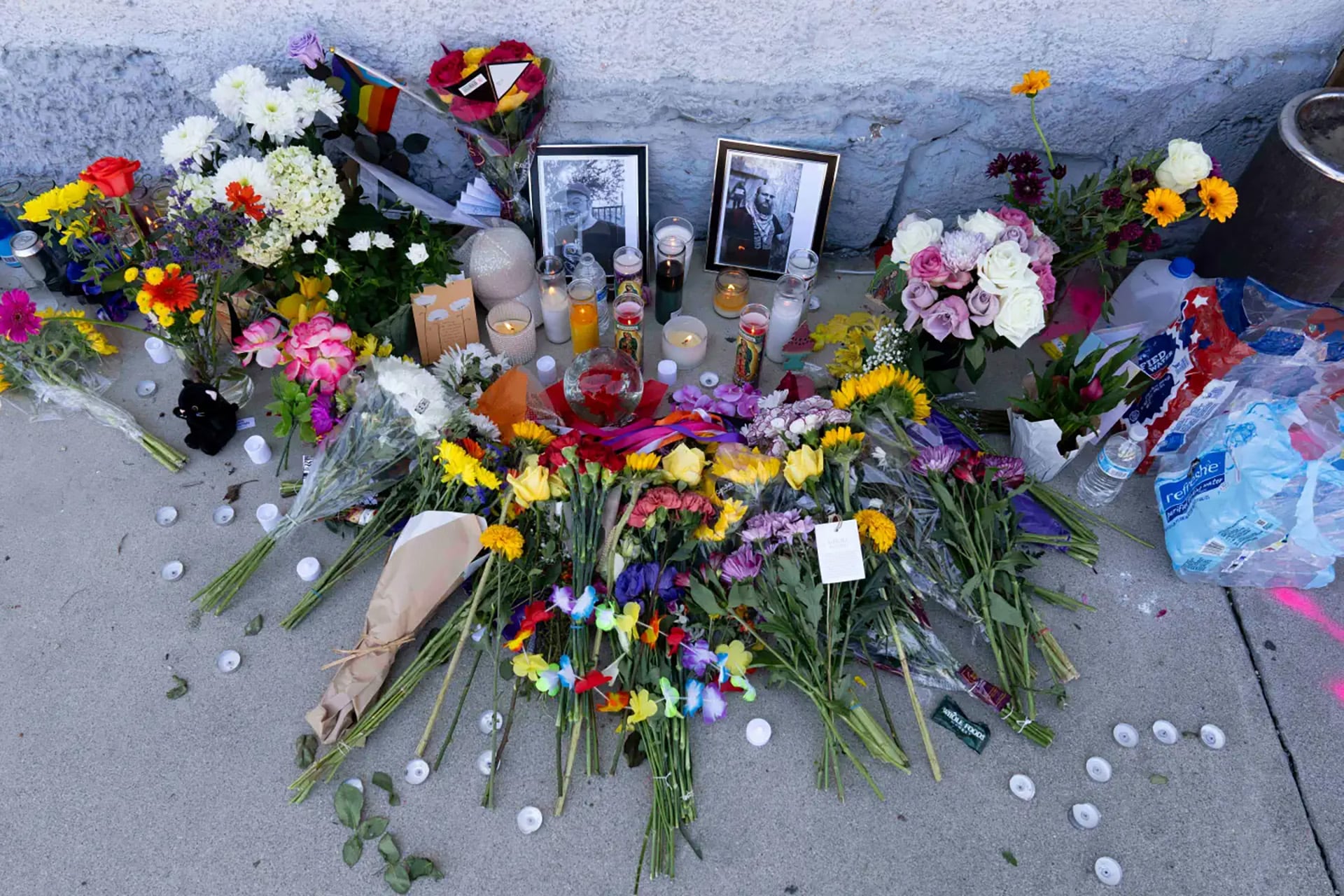 Las primeras pruebas indican que el sospechoso se dirigió deliberadamente a Siqueiros y Capara en el exterior del bar antes del ataque (AP Photo/Rebecca Noble)