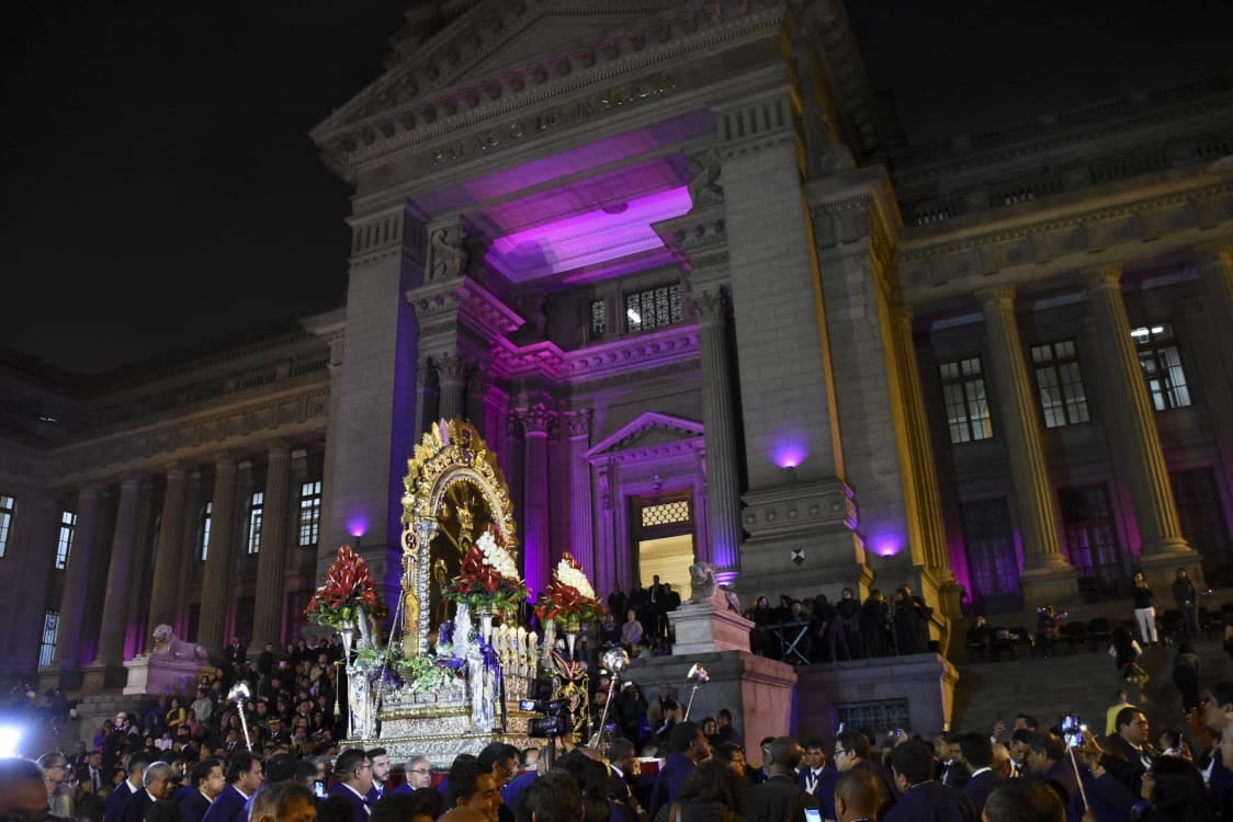 La sagrada imagen se encuentra en el frontis del Palacio de Justicia.
