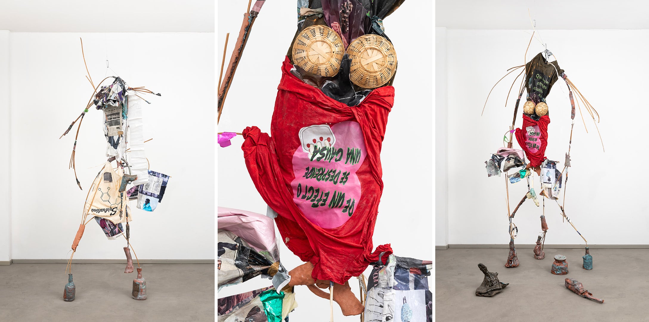 Las esculturas de Schulman están producidas en cerámica, mimbre, textiles endurecidos y remeras impresas, ensamblando figuras humanoides absurdas