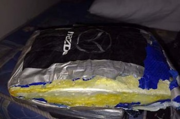Una de las fotos incorporadas al expediente exhibe un paquete de cocaína que, en mensajes secuestrados, era mencionado como un “novillito lastimado” (Foto: PROCUNAR)