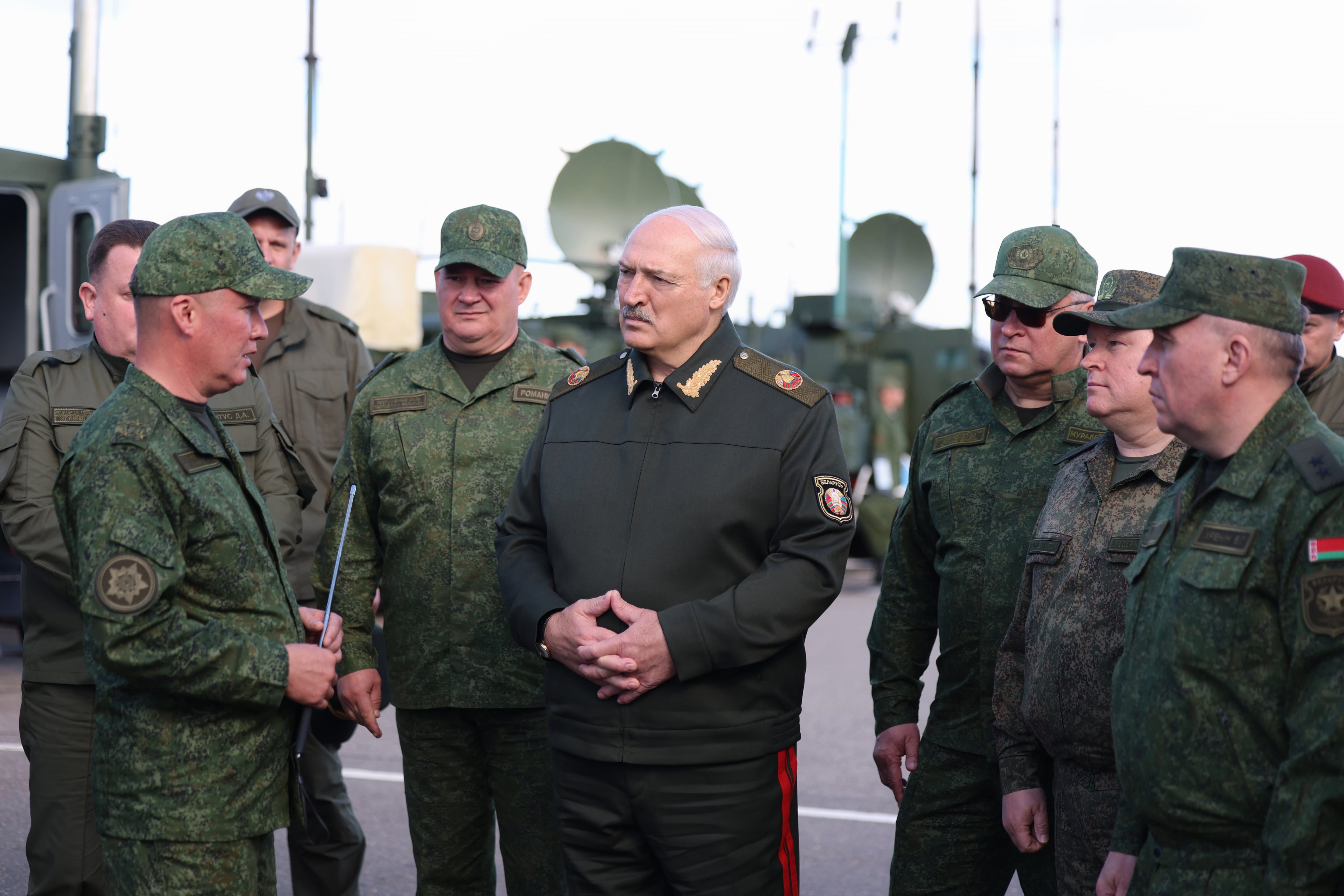 El dictador de Bielorrusia, Alexander Lukashenko, junto a oficiales del Ejército (Oficina de prensa de la presidencia de Bielorrusia vía AP)