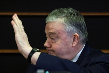 El legislador belga Marc Tarabella saluda antes de que los miembros del Parlamento Europeo voten sobre el levantamiento de la inmunidad para él y el legislador italiano Andrea Cozzolino, ambos de los Socialistas y Demócratas de centroizquierda, a quienes los investigadores belgas quieren interrogar sobre un escándalo de corrupción de dinero por influencia, en Bruselas, Bélgica