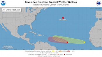 Mapa de perspectiva del tiempo tropical del Atlántico con el huracán Cristobal, zonas de formación ciclónica, logos de NOAA y Servicio Meteorológico Nacional.
