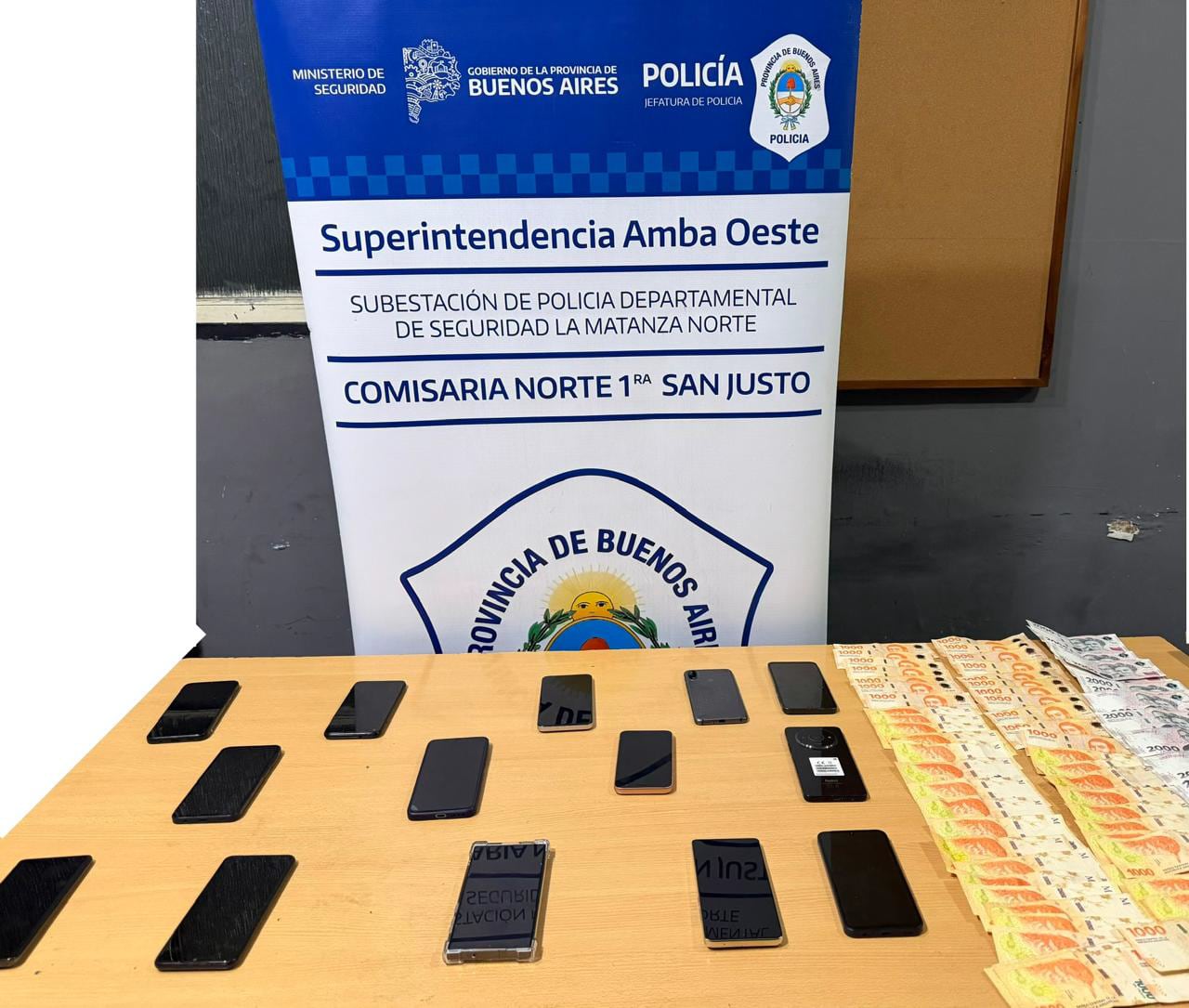 La Policía incautó 14 teléfonos celulares sustraídos a las víctimas de la banda y una suma no determinada de dinero en efectivo.