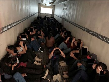 Las condiciones en las que traficantes de personas cruzan por la frontera a los migrantes vulnera su seguridad (Departamento de Justicia de EEUU/Handout via REUTERS)
