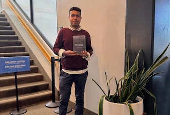 Carlos Bojorge, poeta nicaragüense, forja su primer libro 'Me duele hasta el aire' tras el exilio forzado por el régimen de Daniel Ortega. (Foto: CONFIDENCIAL 30)