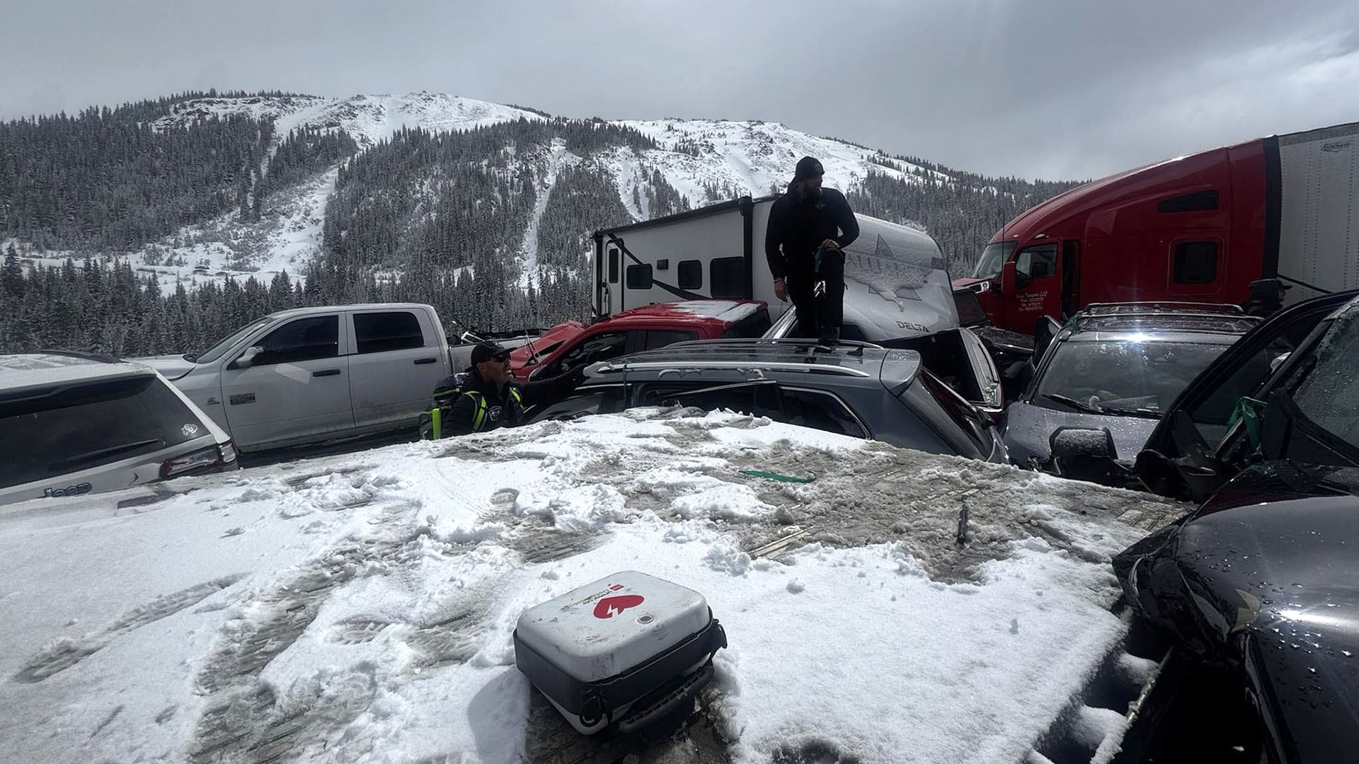 El accidente múltiple en la Interestatal 70 de Colorado involucró al menos 75 vehículos y causó el cierre total de la vía durante más de cinco horas. (Clear Creek County Sheriff