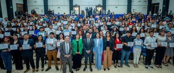 Un centenar de jóvenes recibieron este 17 de enero las becas otorgadas por el Congreso salvadoreño y se suman a otros estudiantes que han obtenido el beneficio. (Foto: Asamblea Legislativa)