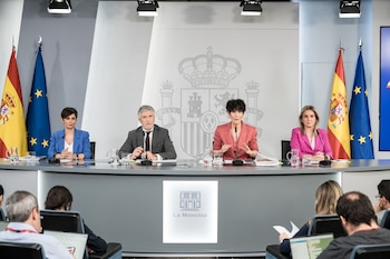 La ministra de Vivienda, Isabel Rodríguez, el ministro del Interior, Fernando Grande-Marlaska, la ministra Portavoz, Elma Saiz, y la ministra de Educación, Milagros Tolón, en rueda de prensa. (Diego Radamés / Europa Press)