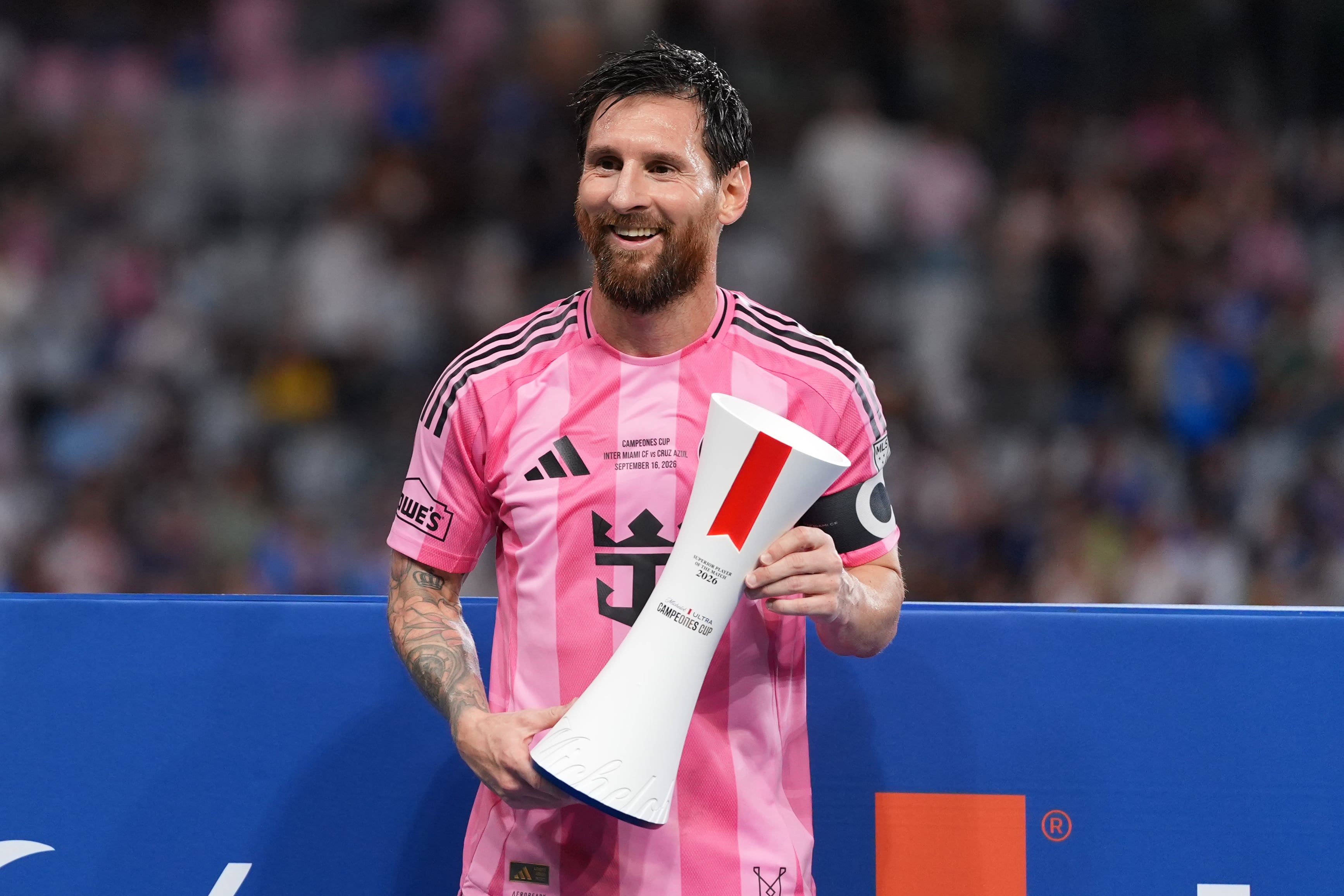 Lionel Messi celebra la conquista del torneo Campeones Cup, que Inter Miami ganó este miércoles a Cruz Azul en el estadio NU. EFE/ Alberto Boal