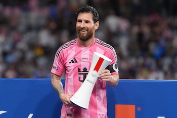 Lionel Messi celebra la conquista del torneo Campeones Cup, que Inter Miami ganó este miércoles a Cruz Azul en el estadio NU. EFE/ Alberto Boal