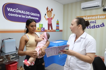 Una enfermera habla con una mujer durante una jornada de vacunación contra el sarampión este viernes, en un centro de salud público en Nejapa, a 19 kilómetros de San Salvador (El Salvador). EFE/ Javier Aparicio