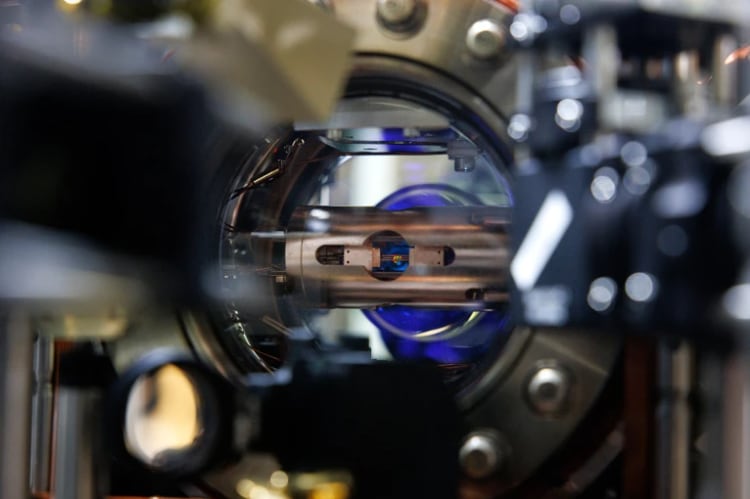 Investigadores de la Universidad Nacional de Singapur desarrollaron un reloj atómico óptico de lutecio cuatro veces más preciso que el récord anterior. (Foto: Universidad Nacional de Singapur Imagen)