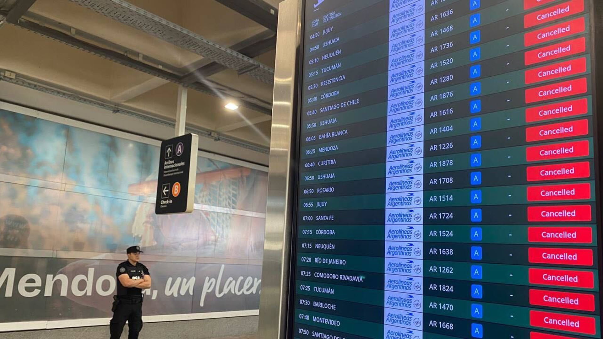 Controladores aéreos de Argentina realizan paro de actividades por segunda jornada consecutiva