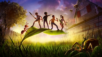Cuatro niños, de tamaño miniatura, de pie sobre una hoja verde gigante con una hormiga. Abejas vuelan cerca y una araña grande está en la hierba. Una casa y una valla de madera se ven al fondo