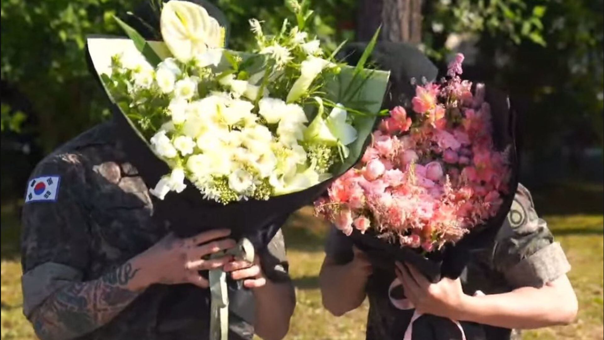 Cubiertos de flores y rodeados de aplausos, Jimin y Jungkook fueron recibidos por la ARMY con una calidez abrumadora. El reencuentro fue tan íntimo como multitudinario, con sonrisas entre lágrimas. (Twitter: @BTS_twt)