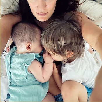 Paula Chaves, abrazada a sus