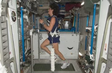Durante su primera estadía orbital corrió el maratón de Boston en una cinta de la estación espacial y fue la primera persona en lograrlo (NASA)