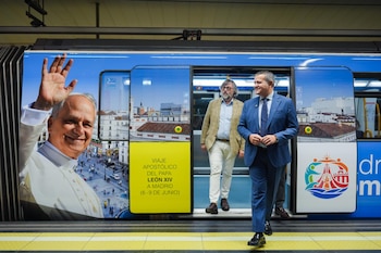 Tren vinilado con motivo de la visita del Papa León XIV. (Metro Madrid)